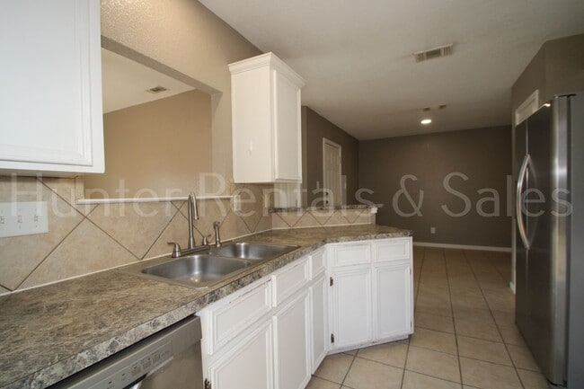 Building Photo - Quiet Area with No Backyard Neighbors