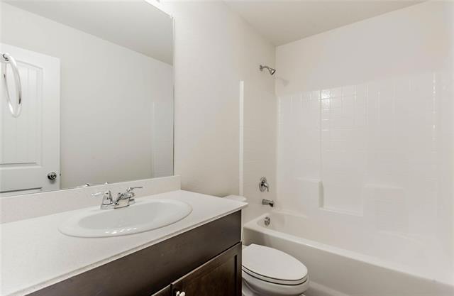 Building Photo - 305 Laurenbrooke Dr