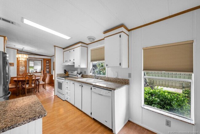 Building Photo - 7894 SE Saratoga Dr