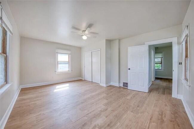 Building Photo - 204 Clarksville St