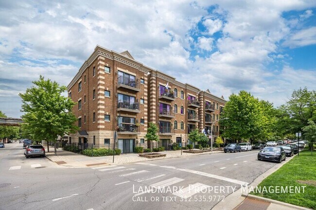 Building Photo - 1152 W Roscoe St