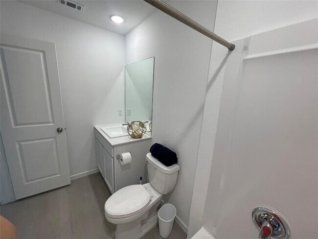 Building Photo - 202 Pastar Fls