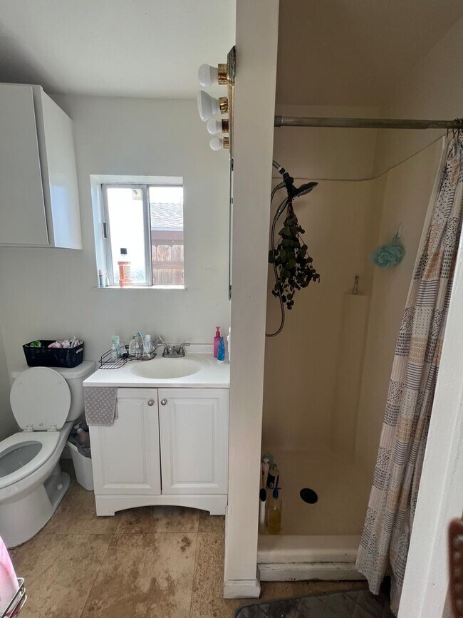 Building Photo - Rarely Available Private 5 Bed 3 Bath House w/ 2 Masters