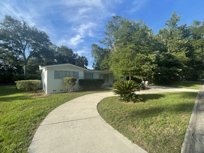 Building Photo - Close to Campus