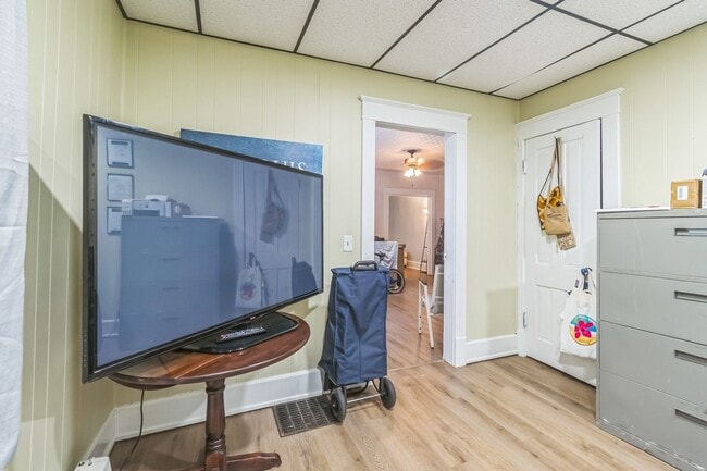 Building Photo - Charming 3BR House in Fostoria