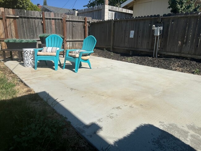 Building Photo - READY NOW! 3+1.5 City of Tehachapi - **SOL...