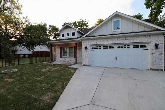 Building Photo - 2009 Toronto St