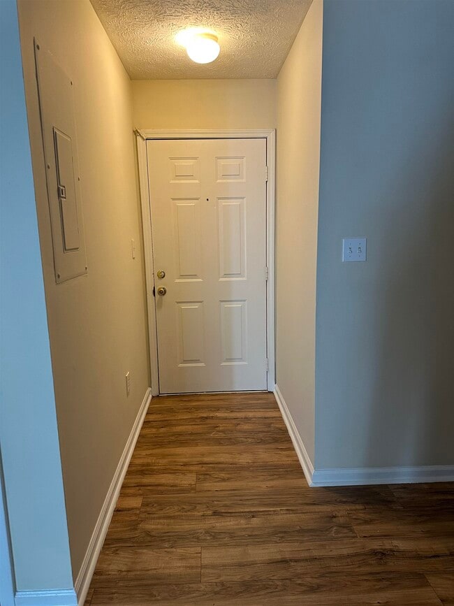 Building Photo - 420 Pine Ave