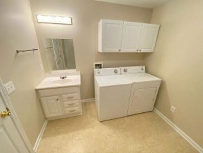 Building Photo - 164 W Hampton St