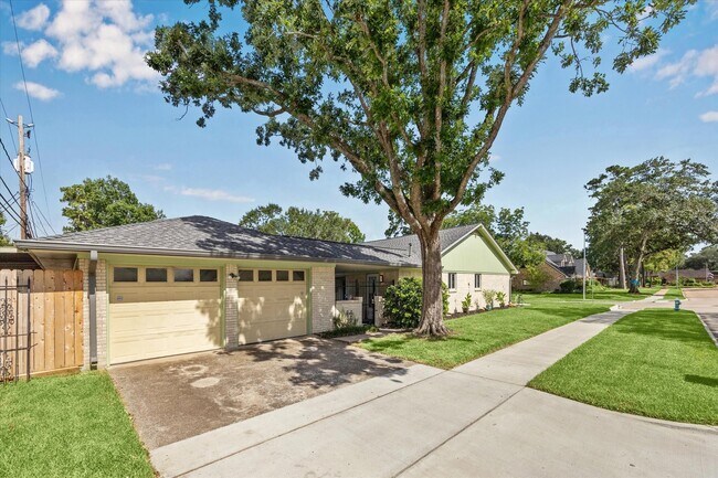 Building Photo - 1114 Chantilly Ln