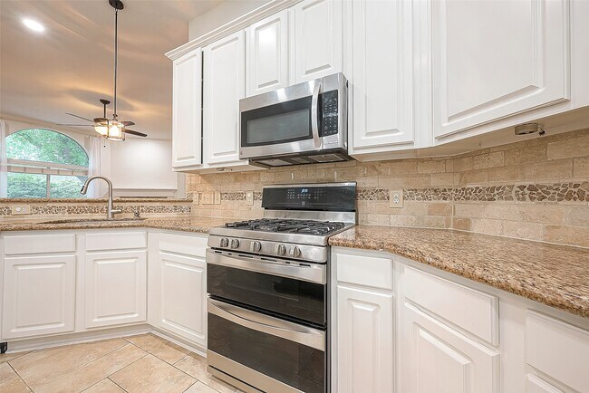 Building Photo - 23759 River Pl Dr