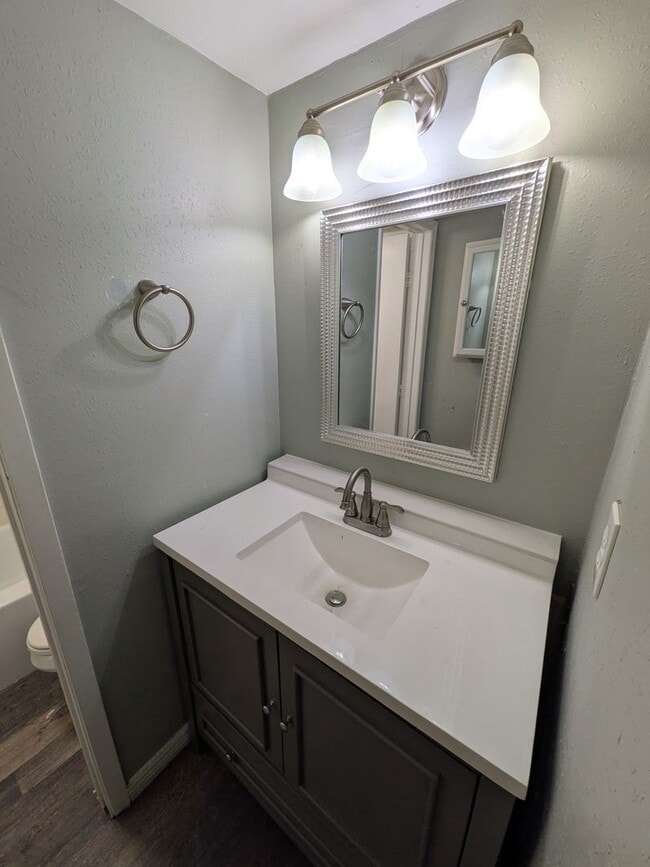 Building Photo - Updated studio living - $500 move-in incentive to qualified applicants