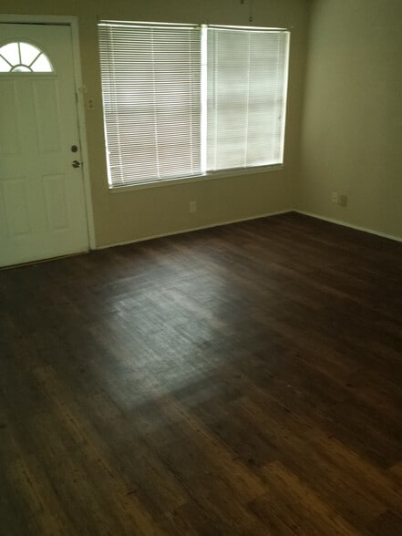 Living Room - 4942 Brandesky