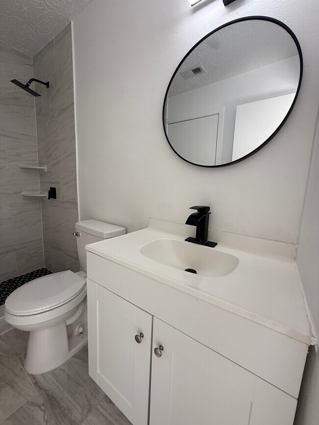 Building Photo - 402 Tresvant Dr