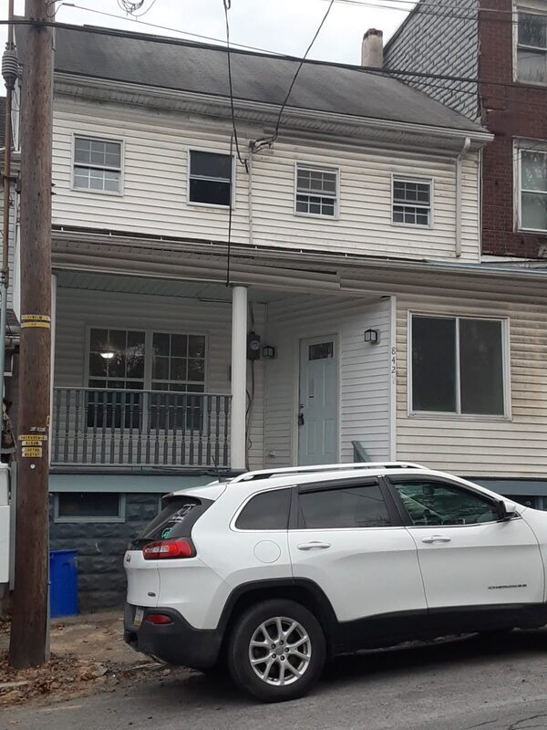 Building Photo - 842 W Pine St