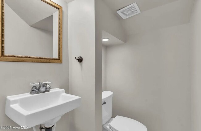 Building Photo - 3 Bed 3 Bath Historic Home