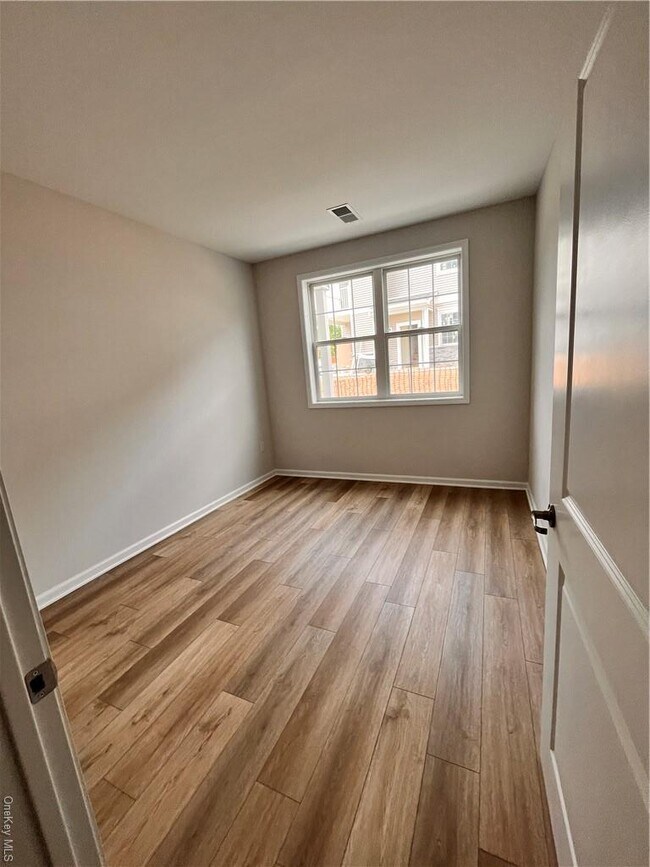 Building Photo - 121 Tower Ridge Cir