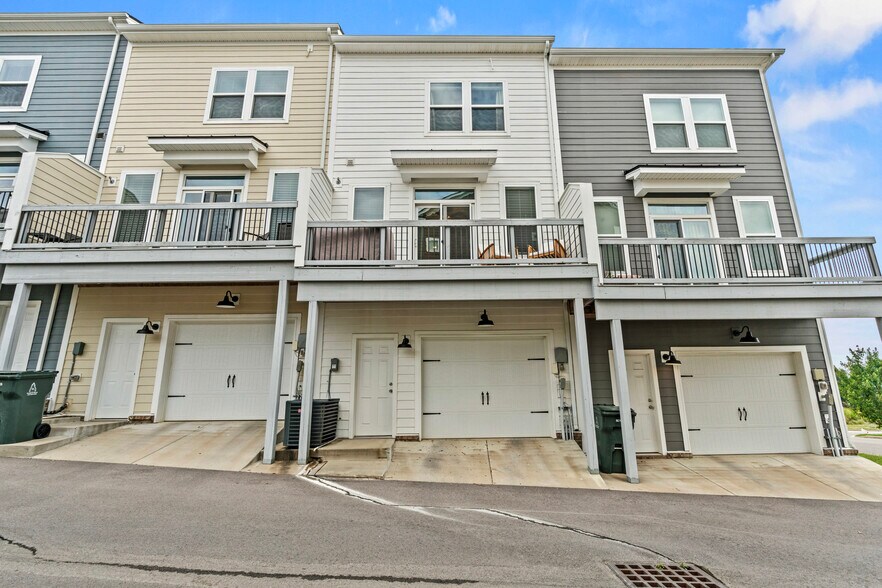 Building Photo - 833 Westcott Ln