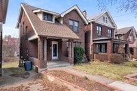 Building Photo - Spacious 3-Bedroom Home w/ Parking & Centr...