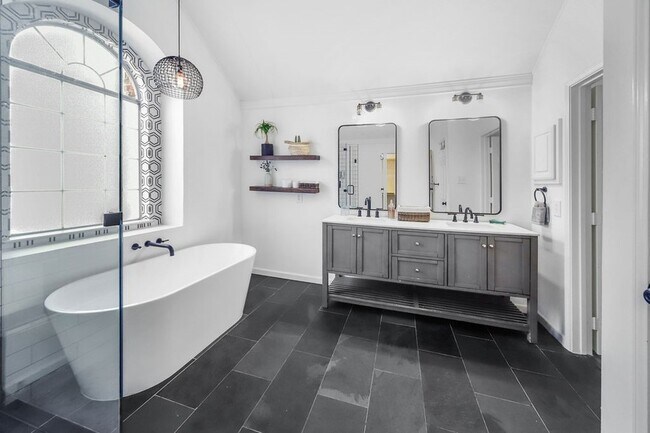 Building Photo - 5205 Panama Dr