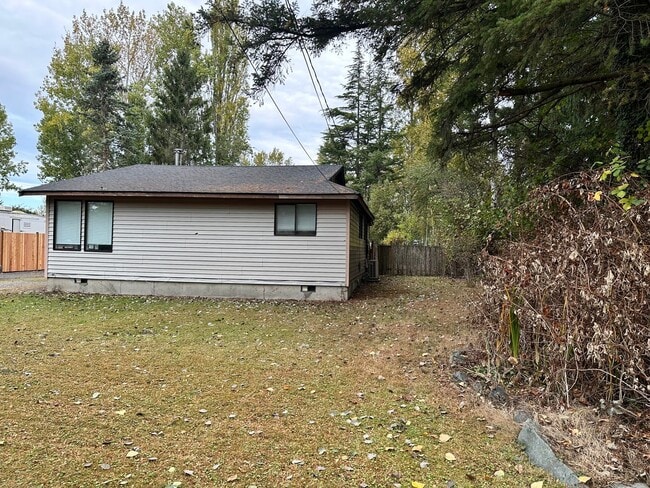 Building Photo - Affordable 3bdrm/1 bath home with storage ...