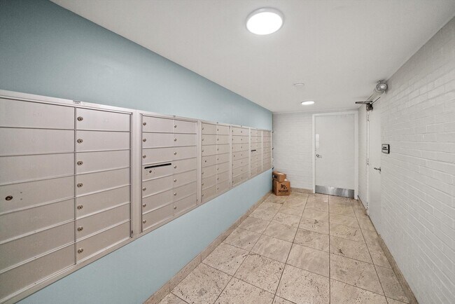Building Photo - 515 W Wrightwood Ave