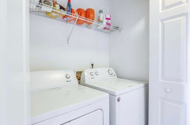 Laundry room level 3 - 5005 Double Fox Rd