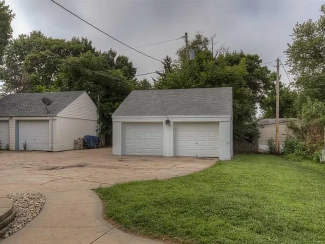 Building Photo - 6843 Leavenworth St
