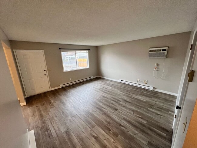 Building Photo - NEWLY REMODELED 2 Bed/1 Bath Apartment in Clarkston WA