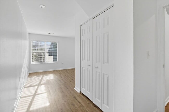 Building Photo - Spacious Three Bedroom Townhome in Old South!