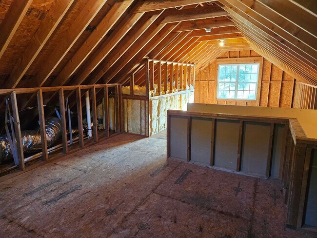 Building Photo - Beautiful 4 bedroom, 2.5 bath home in the ...