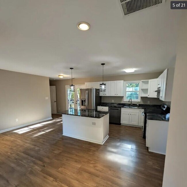 Building Photo - 537 Eastside Dr