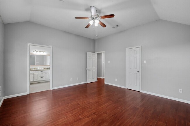 Building Photo - 5714 Overton Park Dr