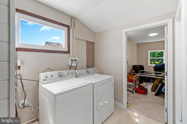 Building Photo - 10 N Meadow Dr