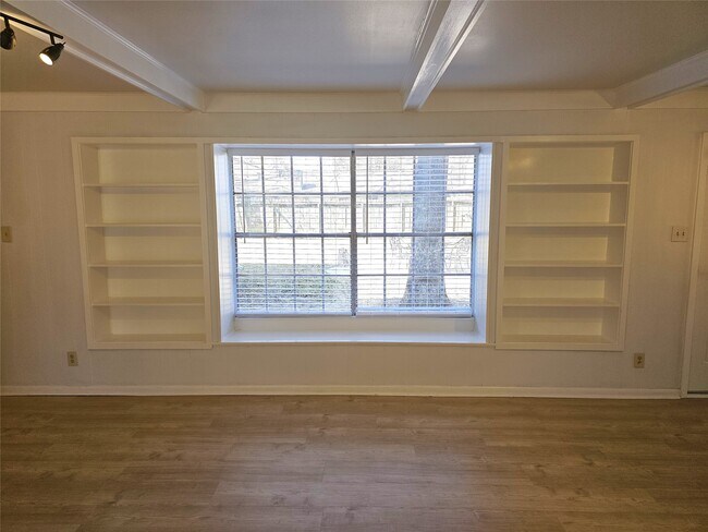 Building Photo - 347 Forest Lake Dr