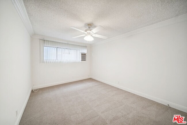 Building Photo - 7548 Hampton Ave