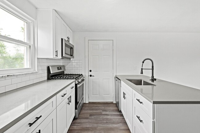 Building Photo - AVAILABLE JULY 1ST! Don't miss this RENOVATED 3-BEDROOM!!