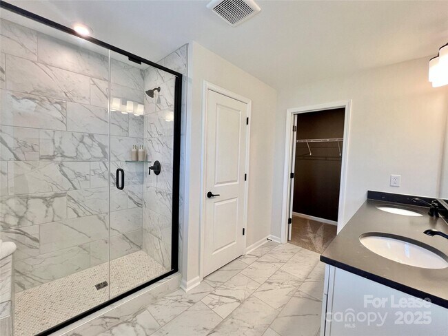 Building Photo - 15906 Parkside crossing Dr