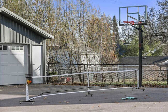 Building Photo - 924 Capital St