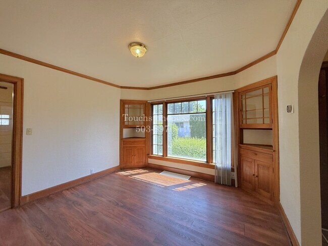 Building Photo - MOVE IN SPECIAL! ONE MONTH FREE! Timeless SE Portland 3 Bed Home w/Backyard, Hardwood Floors, & B...