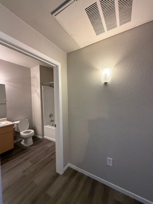 Building Photo - Cute 2 bedroom, 2 bath condo