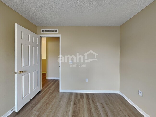 Building Photo - 130 Appleby St NE