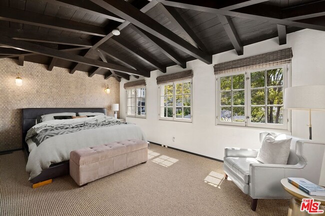 Building Photo - 3300 N Knoll Dr