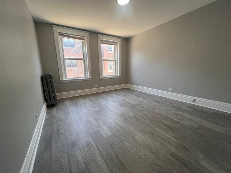 Building Photo - 376 Riverway