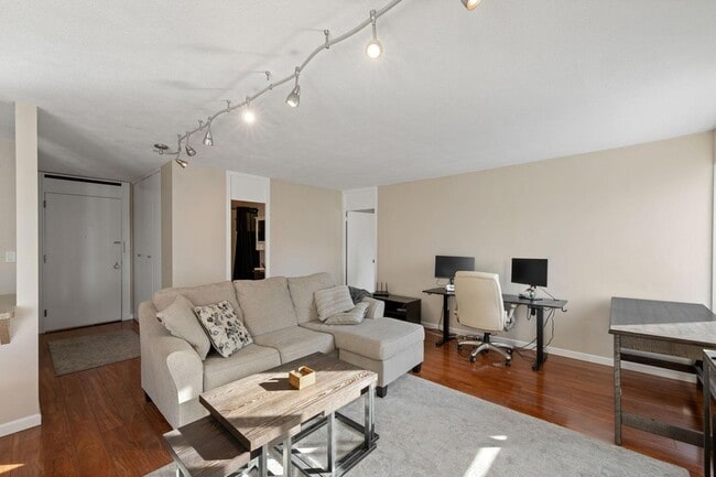 Building Photo - 19 S 1st St