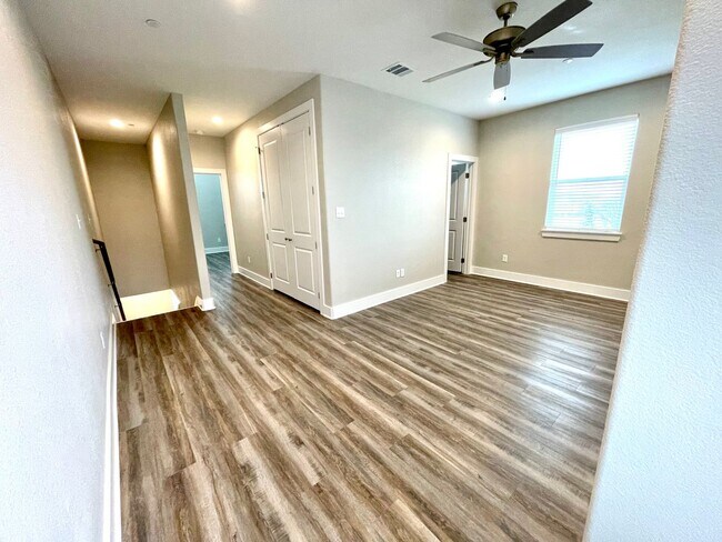 Building Photo - 710 Vassar Ct