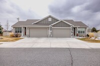 Building Photo - 3 bedroom 2.5 bathroom newer townhome for ...