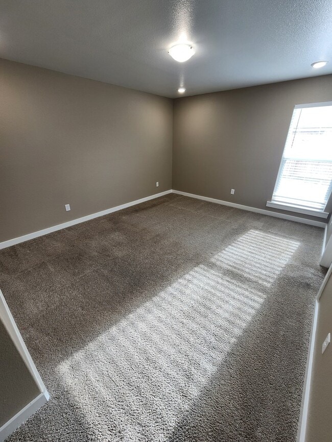 Building Photo - 3 bed 2 bath home, 1 car garage