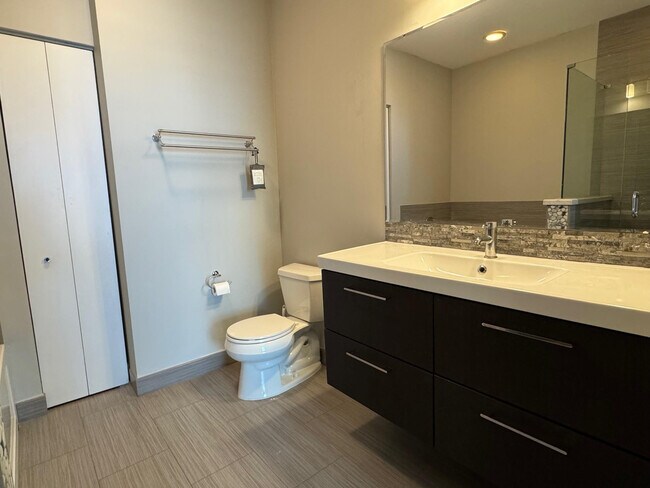 Building Photo - 313 NE 2nd St