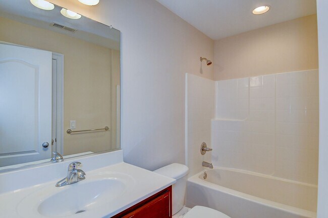 Building Photo - BEAUTIFUL HOME FOR RENT SOUTH CHESAPEAKE!